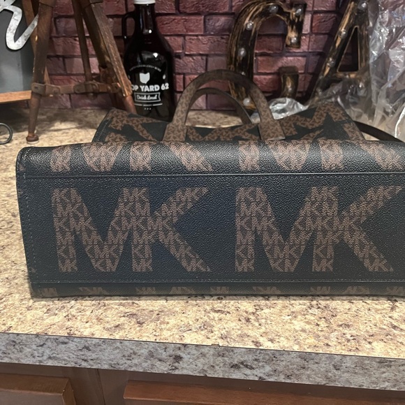 Michael Kors Tote with a bag charm- EUC-$75 - Picture 7 of 8